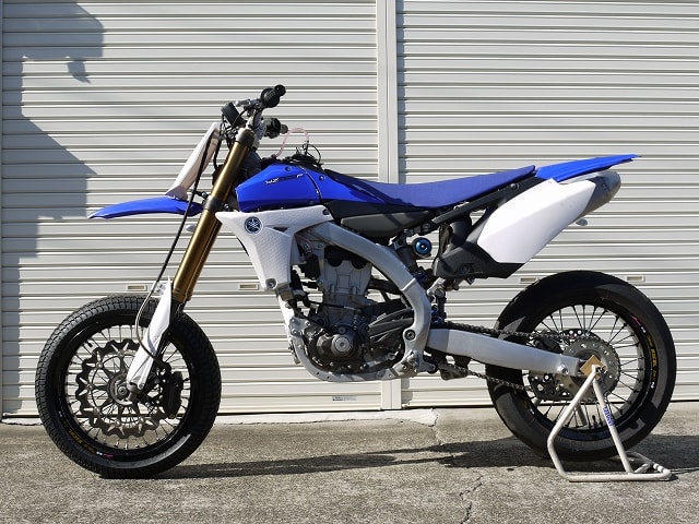 うしろに傾いている、ＹＺ４５０Ｆ。　サーキット仕立て。