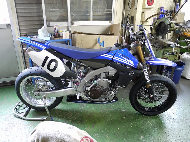 うしろに傾いているＹＺ４５０Ｆ・サーキット仕立て・キャストホイール編。