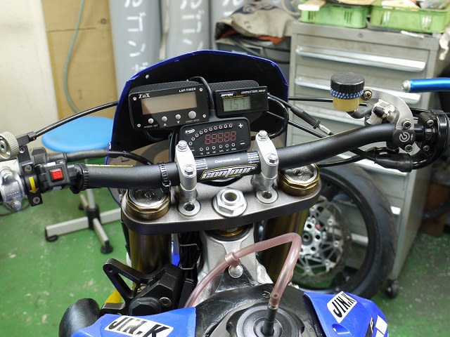 うしろに傾いているＹＺ４５０Ｆ・サーキット仕立て・前ブレーキ強化編。