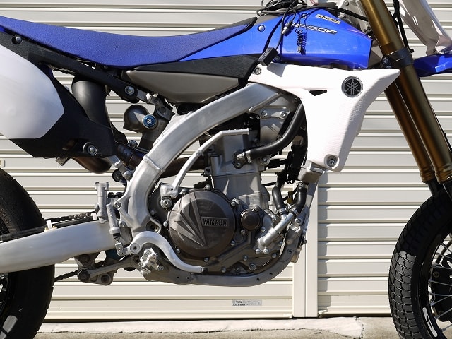 うしろに傾いているＹＺ４５０Ｆ・サーキット仕立て・ステップ編。